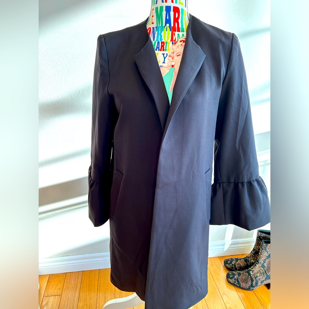 💥SALE💥Black fly away jacket with bell sleeves. Size medium.